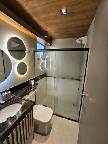 塔曼达雷Praia dos Carneiros flat hotel的带淋浴、卫生间和盥洗盆的浴室