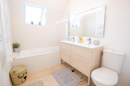 卢瓦尔河畔蒙路易Villa Greux - 6 personnes - New的浴室配有卫生间、盥洗盆和浴缸。
