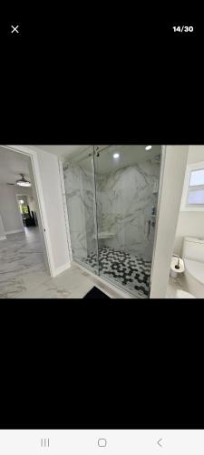 基拉戈Villa hermosa的浴室设有玻璃淋浴间和卫生间