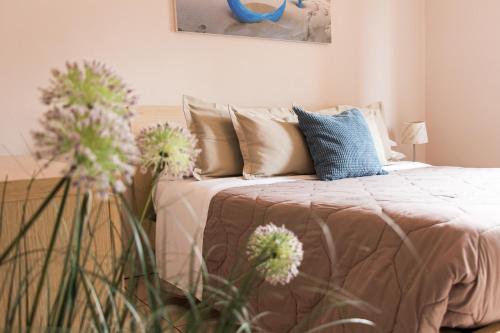里乔内TRILOCALE LUNA的一间卧室,床上放着鲜花