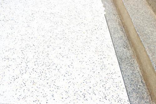 内罗毕YAYANI GATE B的建筑地板上的白色地毯