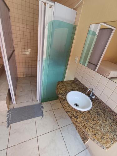 三玛丽亚镇Hotel Mar de Minas的一间带水槽和淋浴的浴室