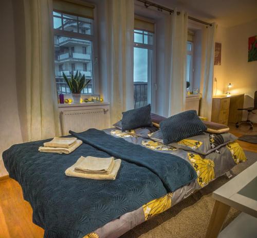 奥尔什丁Komfortowy Apartament Belweder的一间卧室配有一张大床和毛巾