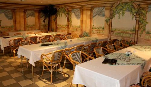 Hotel Torgauer Brauhof餐厅或其他用餐的地方