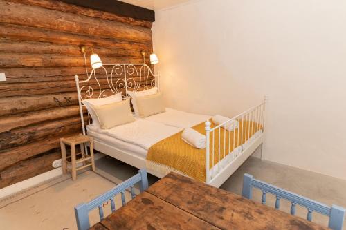 MurasteLoo kodu&köök的木墙房间内的婴儿床