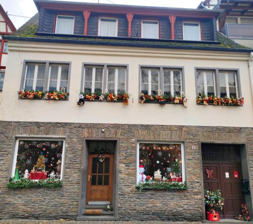 布鲁蒂格-凡克尔Mosel Boutique的窗户上装饰着圣诞花的旧房子