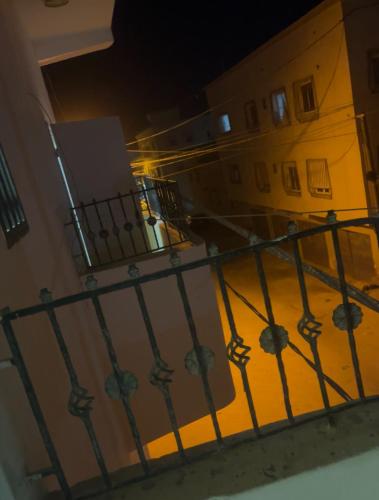 努瓦迪布Residence Mouna的夜晚从阳台欣赏建筑的景色