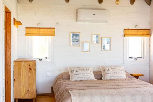 德尔迪阿布罗角Cabaña Agua de Mar的一间卧室配有一张带两个枕头的床