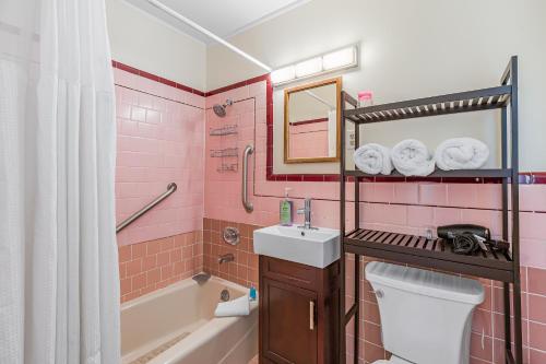 达利城3 Bd House, Walkable To Bart, Free Parking, Views的粉红色的浴室设有水槽和卫生间