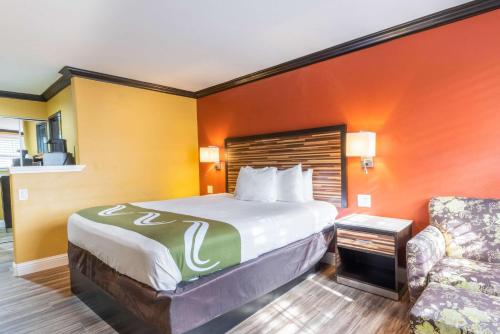 萨克拉门托Quality Inn & Suites的酒店客房,配有床和沙发