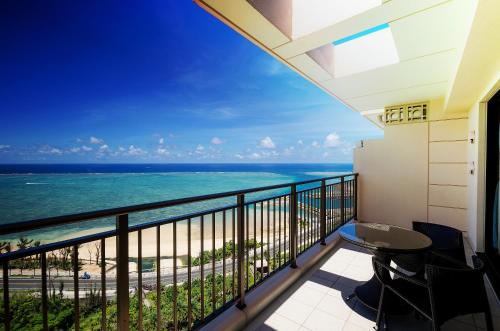 恩纳卡夫度假富着公寓酒店的海景阳台。