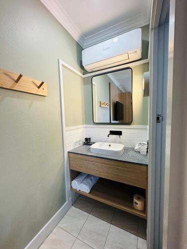 莫里Royal Hotel-Motel的一间带水槽和镜子的浴室