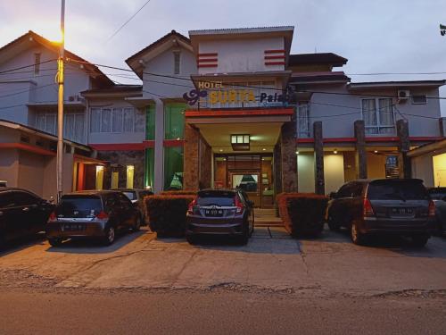 巴东Surya Palace Syariah的商店前有车辆的街道