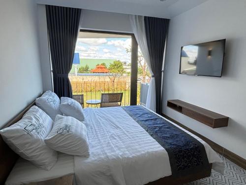 Plei BrêngRiWin Hotel Pleiku的一间卧室设有一张床和一个大窗户