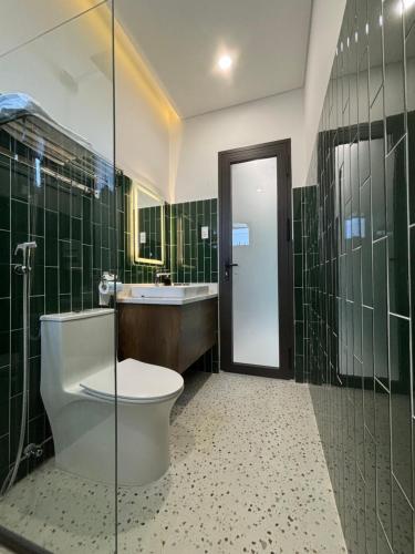 Plei BrêngRiWin Hotel Pleiku的浴室配有卫生间、盥洗盆和淋浴。