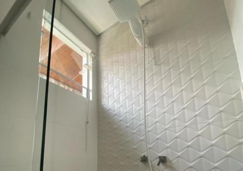 伊达贾伊Suíte Premium的浴室里设有玻璃门淋浴