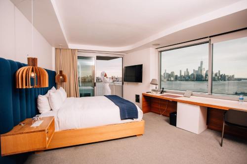 霍博肯霍博肯W酒店的配有一张床、一张书桌和一扇窗户的酒店客房