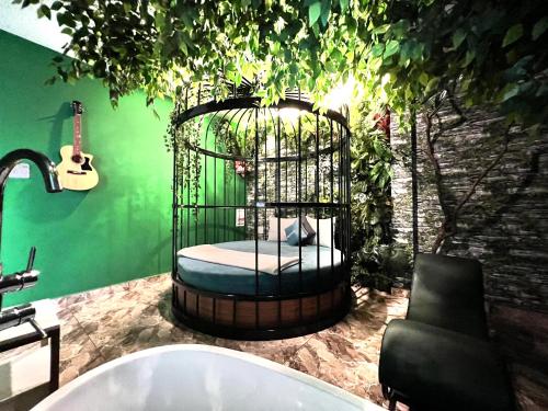 胡志明市Loove Hotel - Khách Sạn Tình Yêu的一间有鸟笼的浴室,里面设有一张床