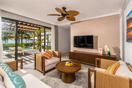 富国Andochine Villas Resort & Spa Phu Quoc - All Villas with Private Pool的带沙发和电视的客厅