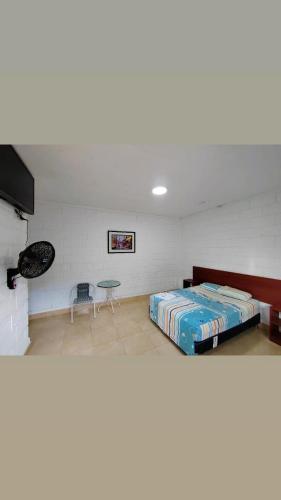 塔拉波托Hospedaje Los Jazmines de Santa Rosa的一间设有床铺和桌子的房间