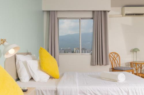 清迈青翠宫殿酒店的卧室配有白色的床和窗户