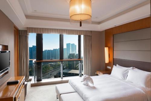 杭州杭州钱江新城假日酒店的酒店客房设有一张床和一个大窗户