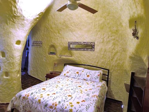 库伯佩迪迪之家度假屋的一间卧室配有一张床和吊扇