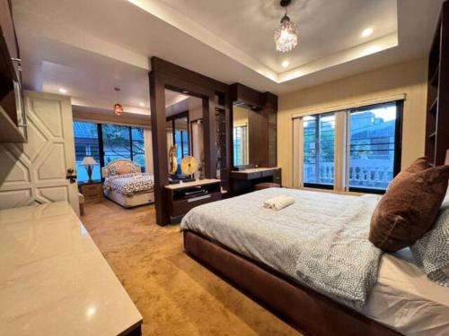 Ban O Pao曼谷独栋Lat Phrao精品别墅的一间卧室设有一张床和一个大窗户
