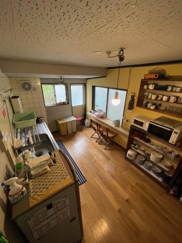 吴市おとまち 甘藍 Otomachi Kanran的带台面的厨房的顶部景观