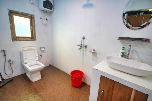 大吉岭Dharti The Glamping Haven的浴室配有白色水槽和卫生间。