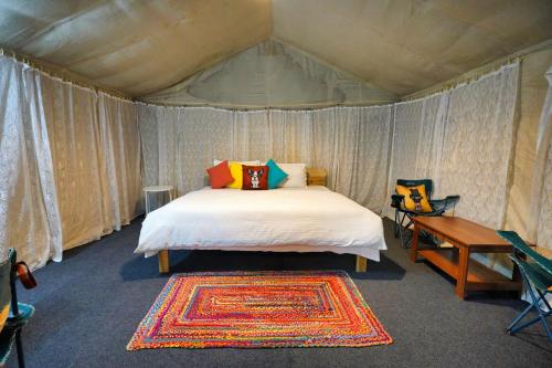 大吉岭Dharti The Glamping Haven的帐篷内一间卧室,配有一张床