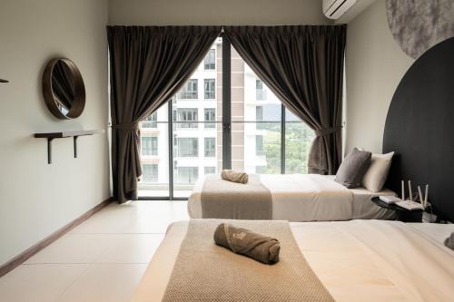 东贡岸K Avenue by CAIRO的酒店客房设有两张床和大窗户。