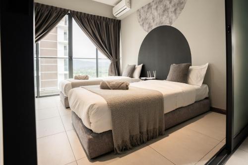 东贡岸K Avenue by CAIRO的卧室设有两张床和大窗户