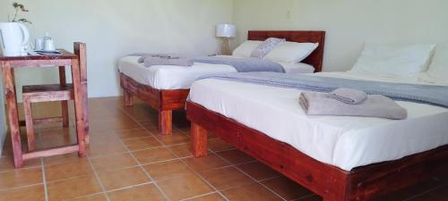 ‘OhonuaToafa Lodge的客房设有三张床和一张带镜子的桌子