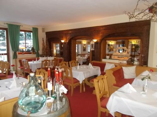 Romantik Hotel Zum Lindengarten餐厅或其他用餐的地方