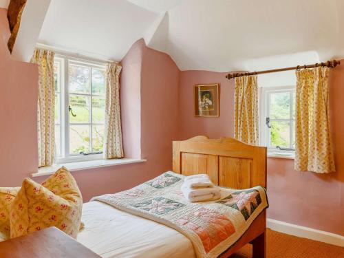 Stoke Abbott3 Bed in Beaminster 50738的一间小卧室,配有床和2个窗户