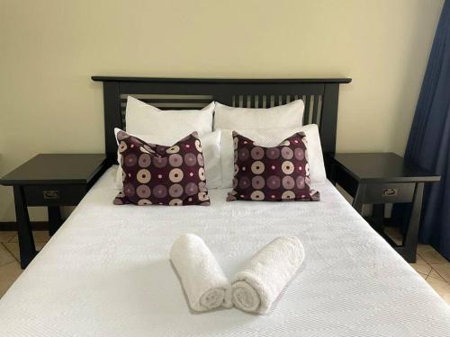 马盖特Sombedu guest suite的床上配有枕头和毛巾