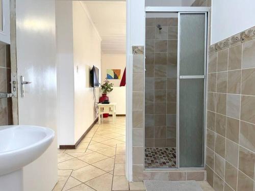 马盖特Sombedu guest suite的带淋浴和盥洗盆的浴室