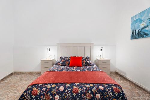 圣胡安海滩La Casa de Tina的一间卧室配有一张带红色枕头的大床