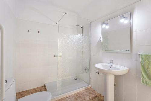 圣胡安海滩La Casa de Tina的带淋浴和盥洗盆的白色浴室