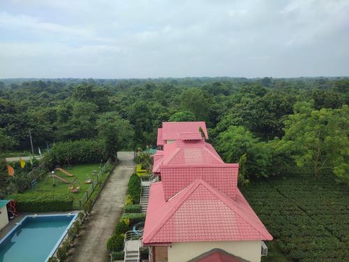 Alīpur DuārMaa Greenary View - A Holiday Resort的粉红色屋顶房屋的顶部景色