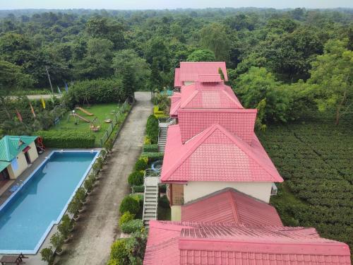 Alīpur DuārMaa Greenary View - A Holiday Resort的享有带游泳池的房屋的空中景致