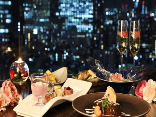 东京新宿王子大酒店的餐桌,带食物盘和酒杯