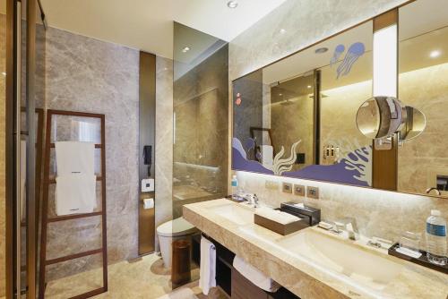 台北慕轩饭店的一间带水槽和镜子的浴室