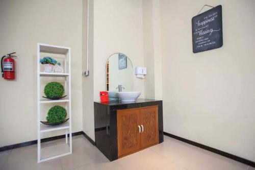 玛琅RedDoorz Premium @ Jalan Cengkeh Malang的一间带水槽和镜子的浴室