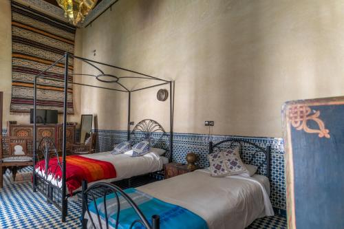 非斯菲斯帕里斯特摩洛哥传统庭院住宅的一间卧室,配有两张床