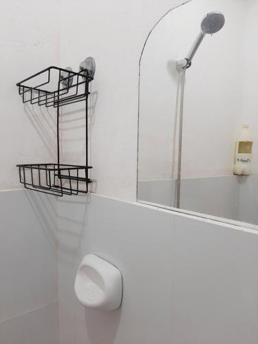 BurgosSubangan Room 6的白色的浴室设有卫生间和镜子