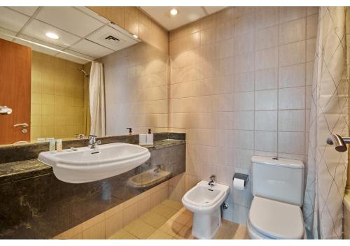 迪拜Amazing 3BR Apartment next to Emirates Towers Metro in DIFC的一间带水槽和卫生间的浴室