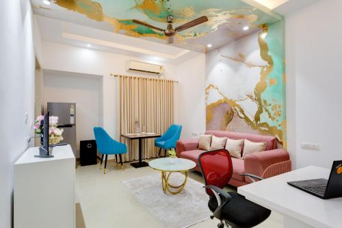 古尔冈Avanti Tenantry- Gurugram的客厅配有沙发和桌子