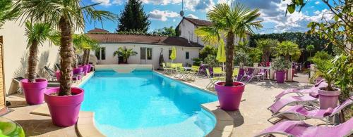 维特里勒弗朗索瓦弗朗索瓦庄园酒店的一座棕榈树和紫色椅子的游泳池